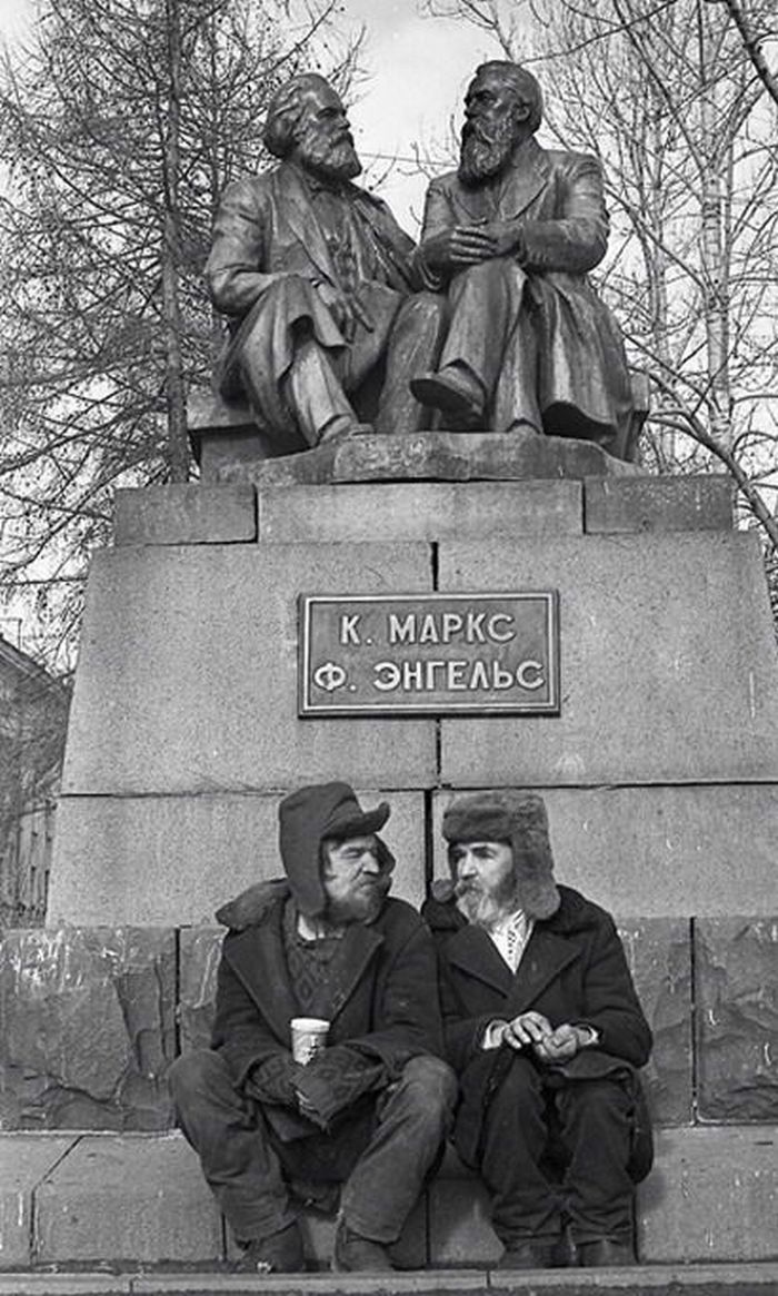 700x1165, 160 Kb / памятник, маркс, энгельс, бомжи, ч/б