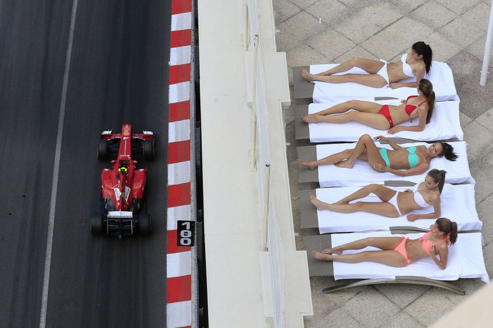 1000x666, 89 Kb / девушки, трасса, монако, загорают, формула 1, болид