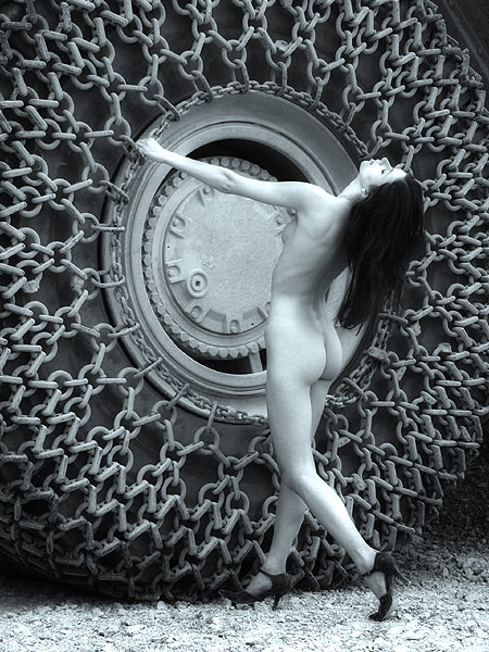 450x600, 204 Kb / колесо, ч/б, голая, цепь, брюнетка, Nikola P, Bailey Ryder