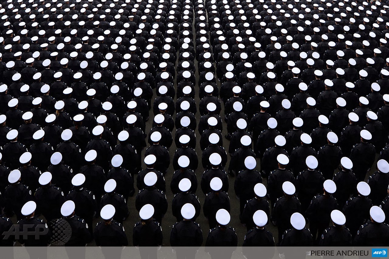 1280x854, 297 Kb / полиция, Париж, строй, фуражки