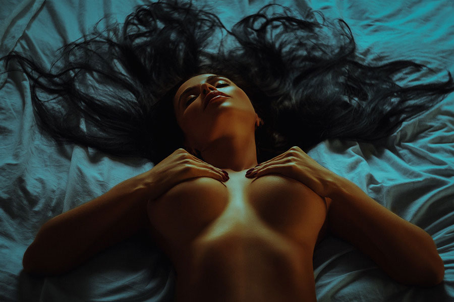 900x599, 88 Kb / брюнетка, сиськи