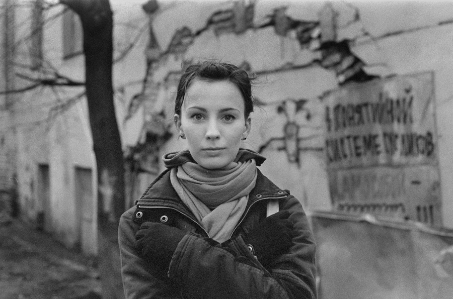 900x595, 182 Kb / портрет, ч/б, взгляд, дом, стена, дерево, система сусликов, понятийная