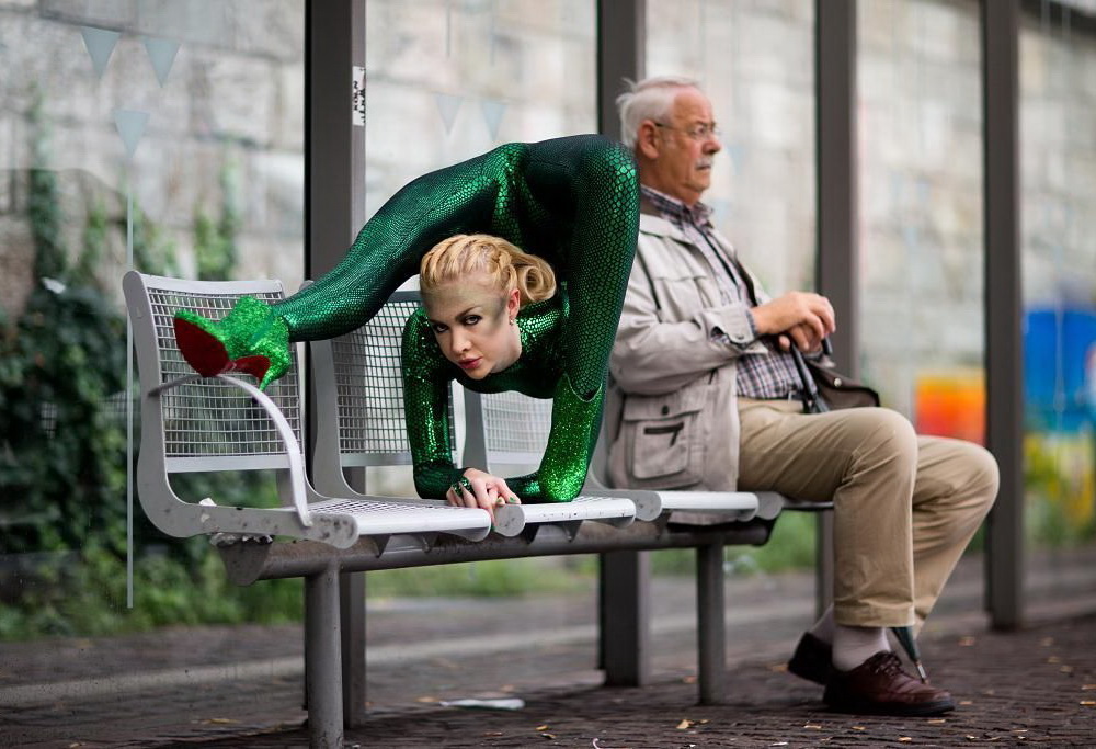 1000x683, 197 Kb / гимнастка, дед, скамейка, остановка, каблуки