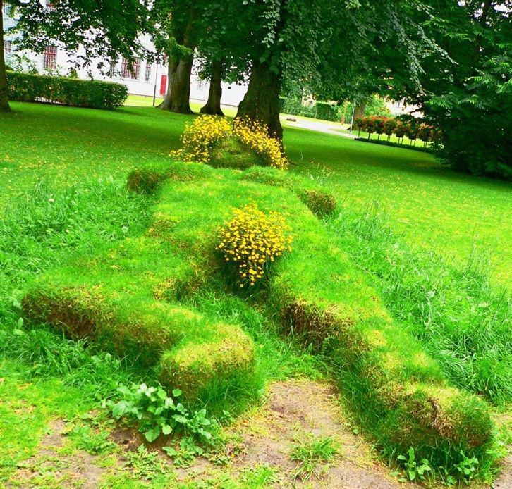 726x694, 266 Kb / газон, фигура, парк, трава, баба, цветы