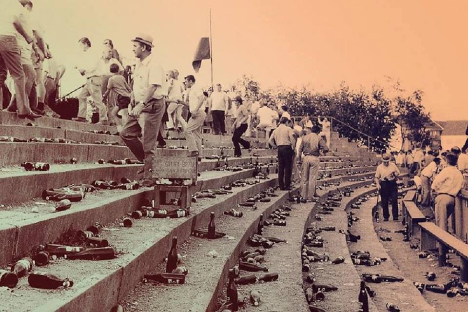 960x640, 103 Kb / стадион, бутылки