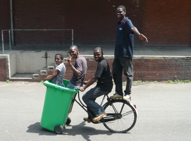 625x461, 96 Kb / бак, велосипед, негры