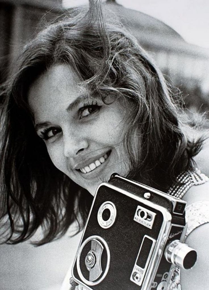 736x1018, 119 Kb / наталья фатеева, кинокамера, улыбка, ч/б