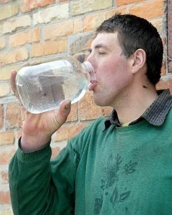 606x756, 110 Kb / банка, рука, великан, гулливер