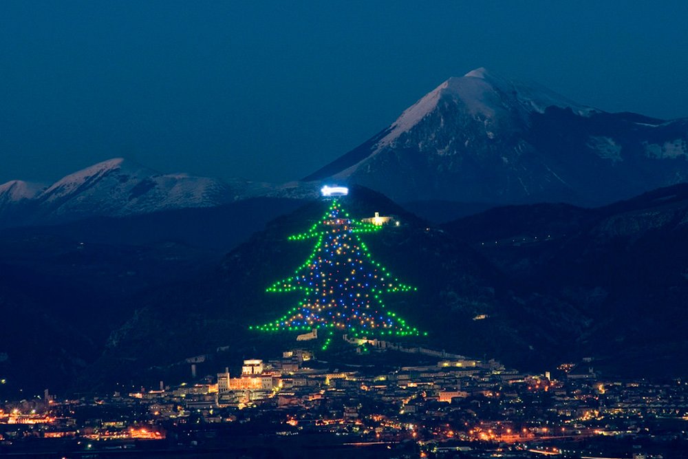 1000x667, 96 Kb / город, гора, ёлка, гирлянда