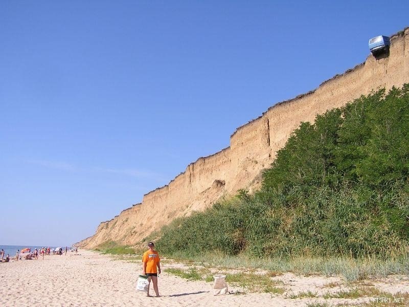 800x600, 105 Kb / пляж, обрыв, автомобиль, не сразу