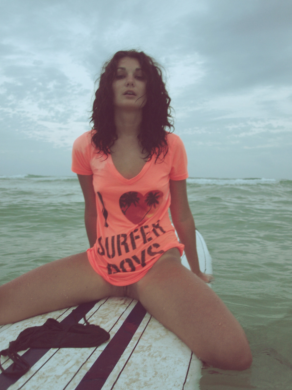 960x1280, 259 Kb / серфинг, океан, море, брюнетка,  футболка, пелотка