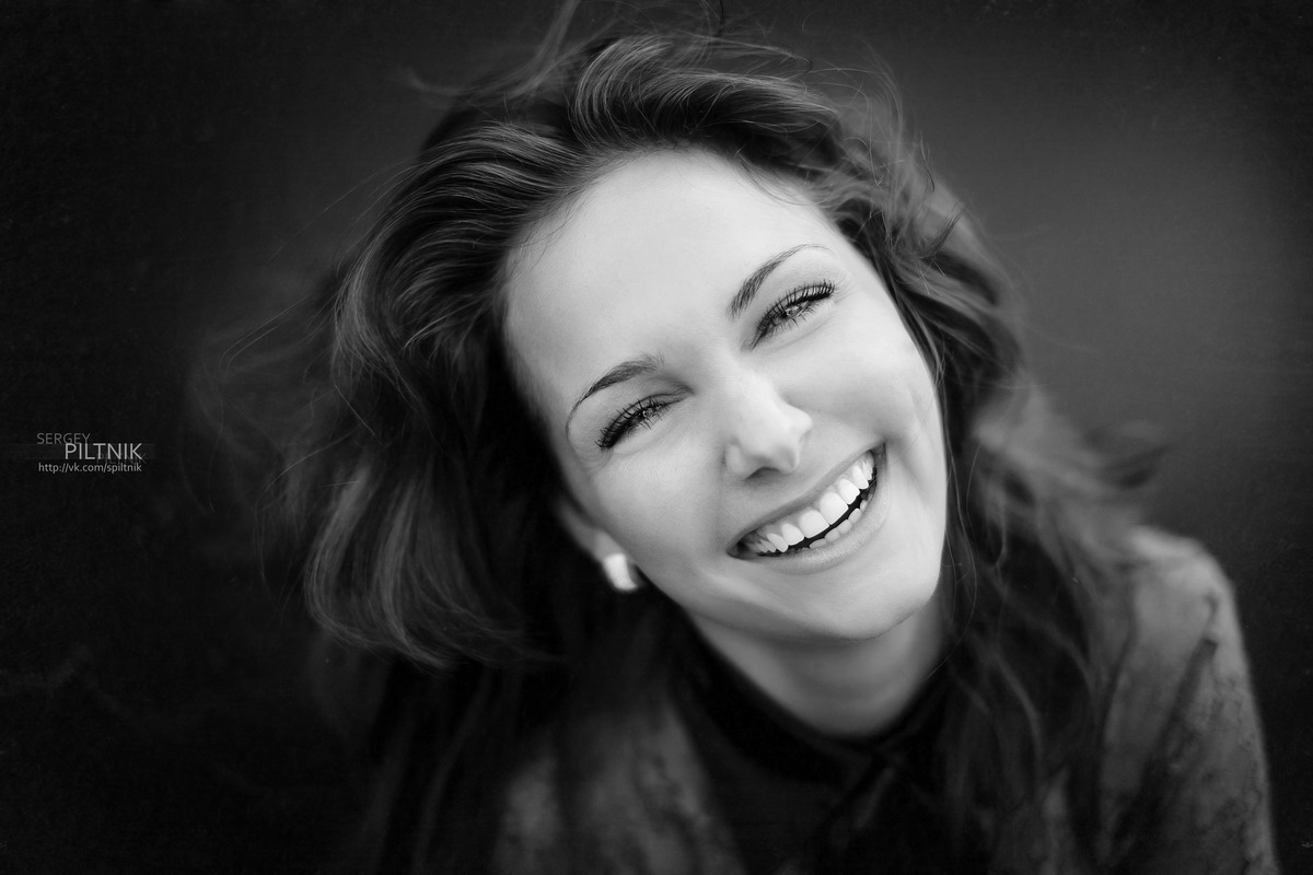 1200x800, 135 Kb / улыбка, ч/б, девушка