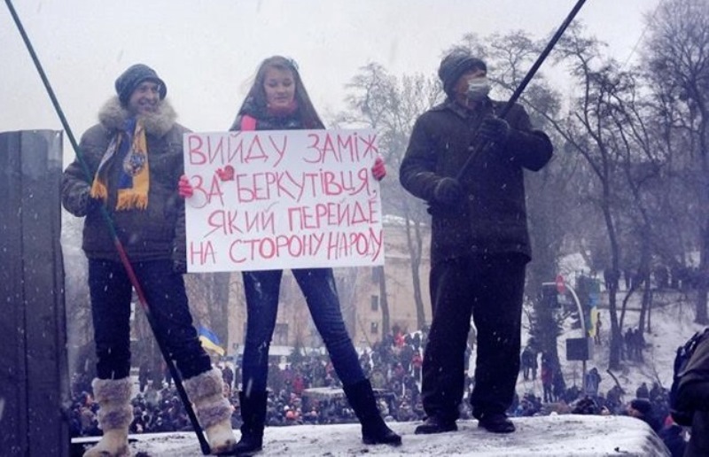 800x516, 122 Kb / майдан, девушка, плакат, замуж