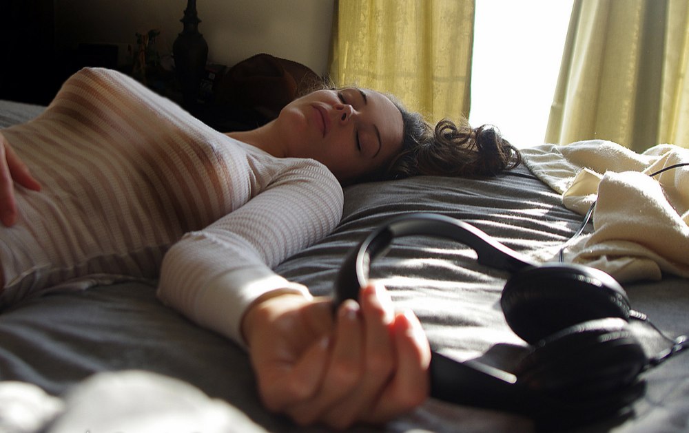 1000x629, 99 Kb / наушники, сиськи, постель, кровать, полотенце, шторы