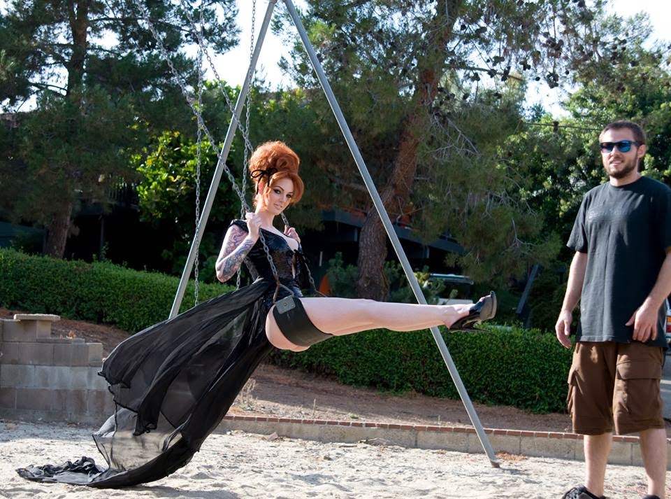 960x713, 165 Kb / качели, рыжая, ноги