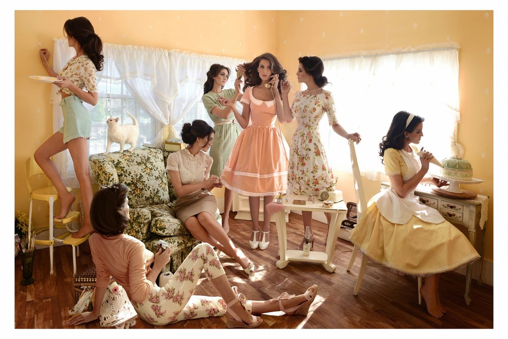 1024x683, 142 Kb / торт, ретро, примерка, девушки