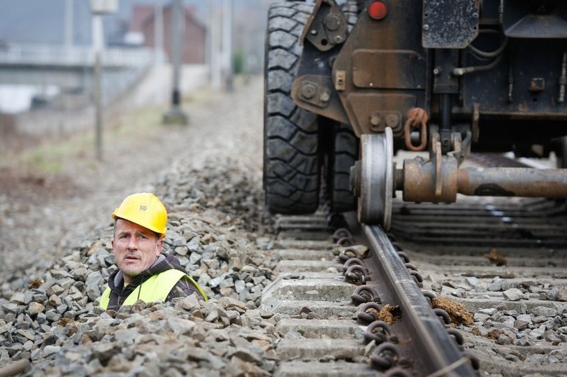 811x539, 90 Kb / поезд, рельсы, саид, каска