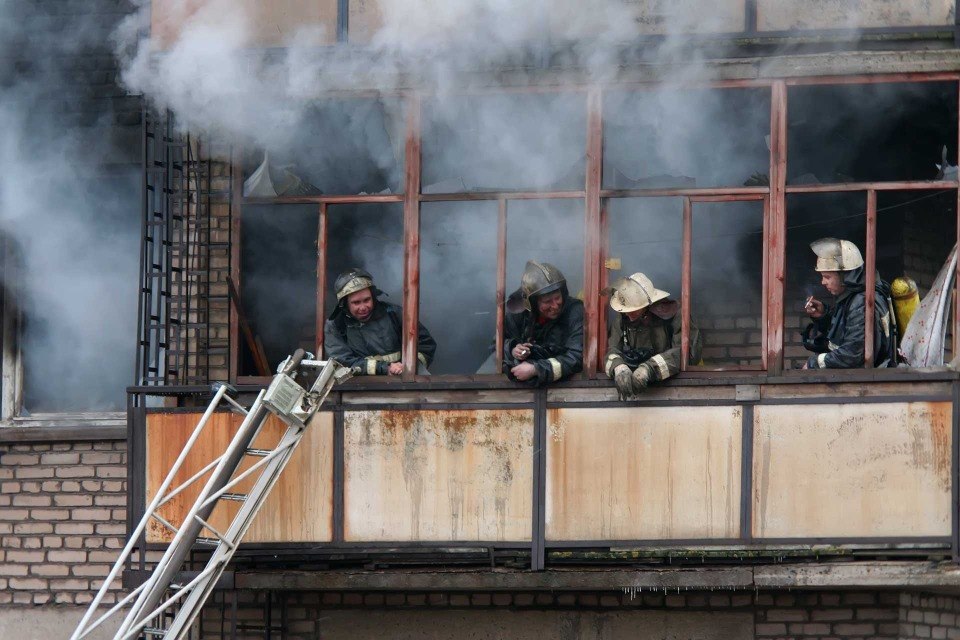 960x640, 131 Kb / пожарные, балкон, лестница, дым, перекур