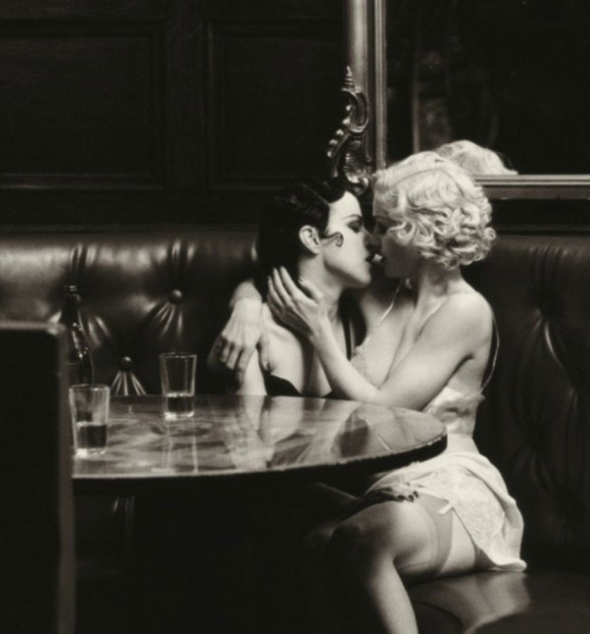 838x900, 67 Kb / ретро, блондинка, брюнетка, диван, стол, ч/б