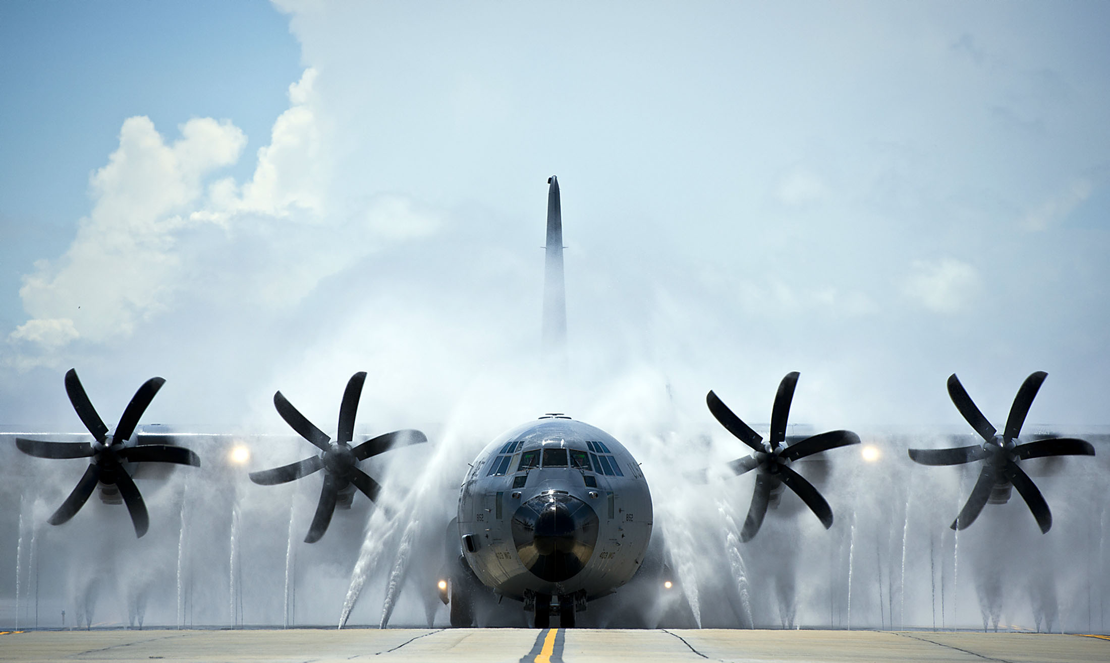 2200x1316, 228 Kb / мойка, самолёт