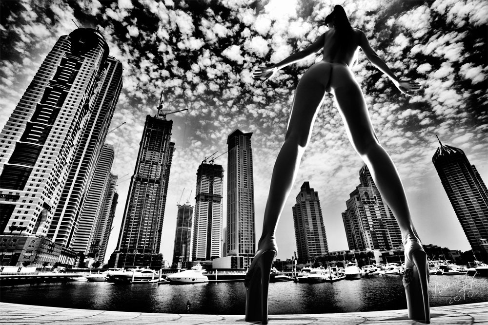 1000x667, 227 Kb / ноги, небо, здания, небоскребы