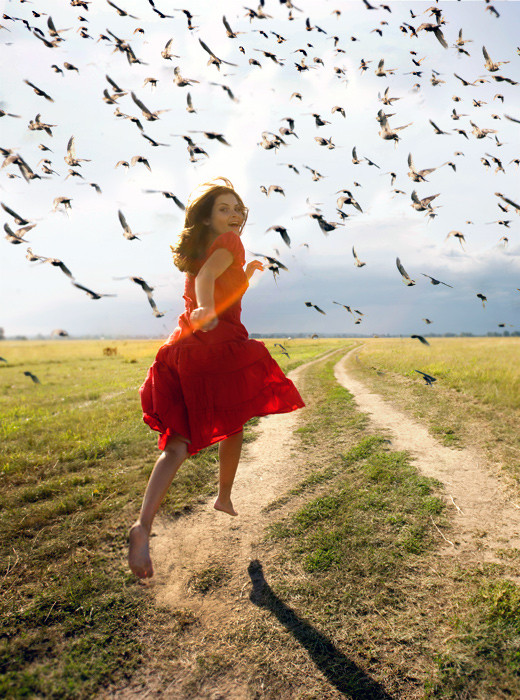 520x700, 183 Kb / лето, птицы, платье, бежит, босиком