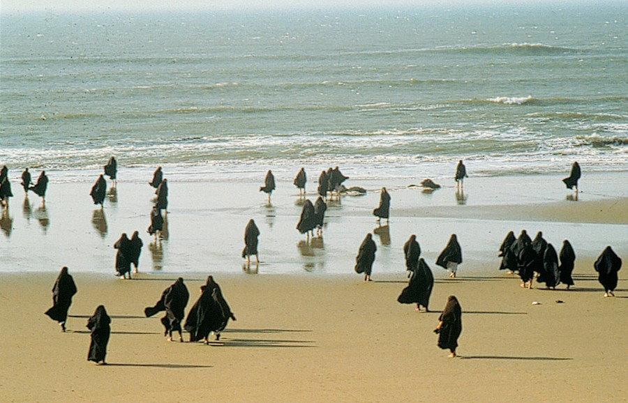 900x578, 180 Kb / грачи, пляж, женщины, паранджа, море