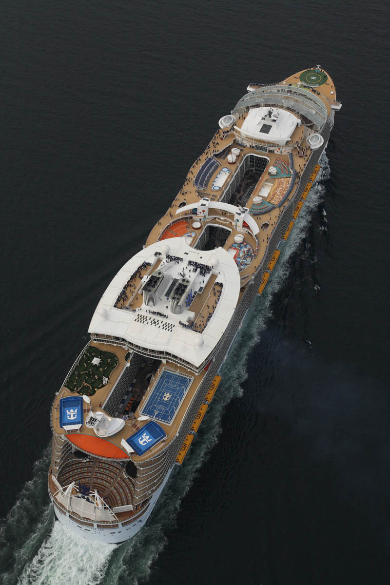 800x1200, 155 Kb / лайнер, палуба, корт, бассейн