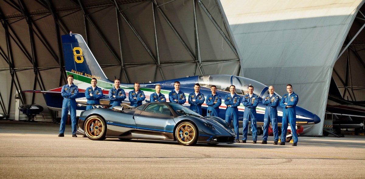 1200x590, 296 Kb / ангар, команда, самолёт, авто, Pagani, суперкар, дорого, Frecce, Tricolori
