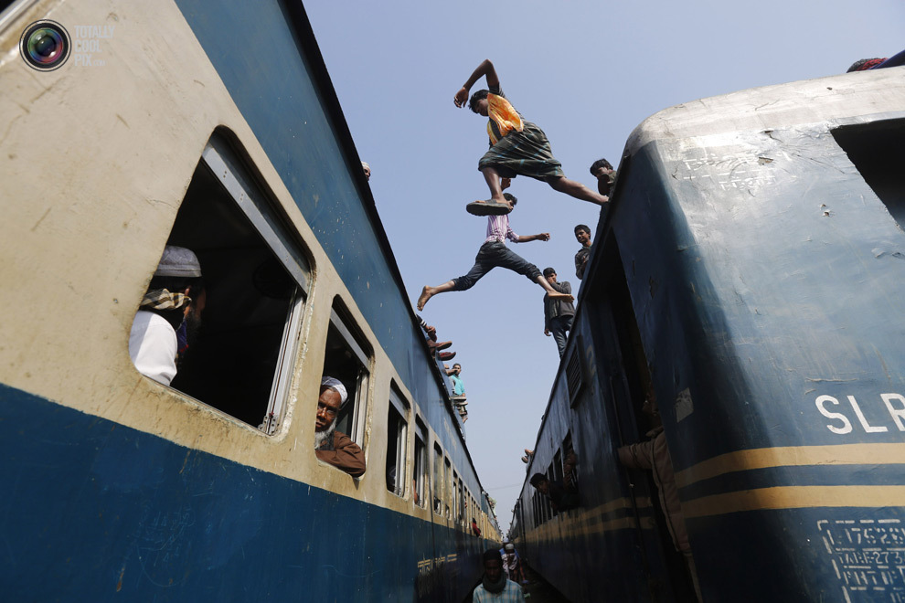 990x660, 165 Kb / поезд, станция, пересадка, крыша, вагон, бангладеш