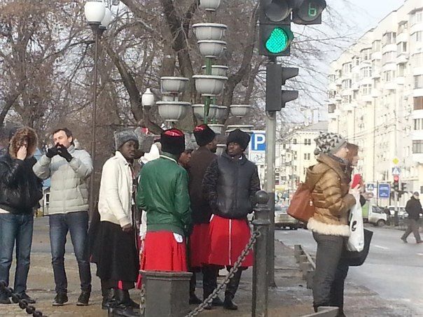 604x453, 74 Kb / улица, люди, светофор, негры, казаки