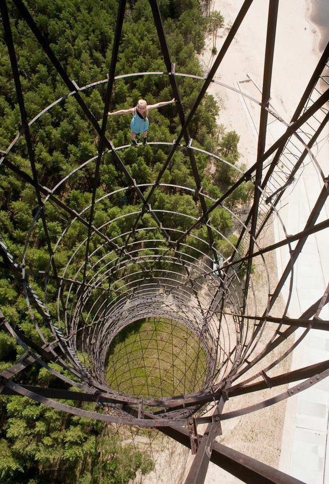 665x979, 171 Kb / башня, вышка, вид, прутья