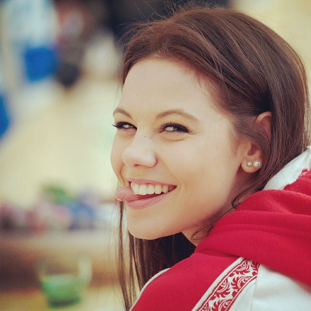 640x640, 91 Kb / Елена Ильиных, Сочи, олимпиада, язык, морщится