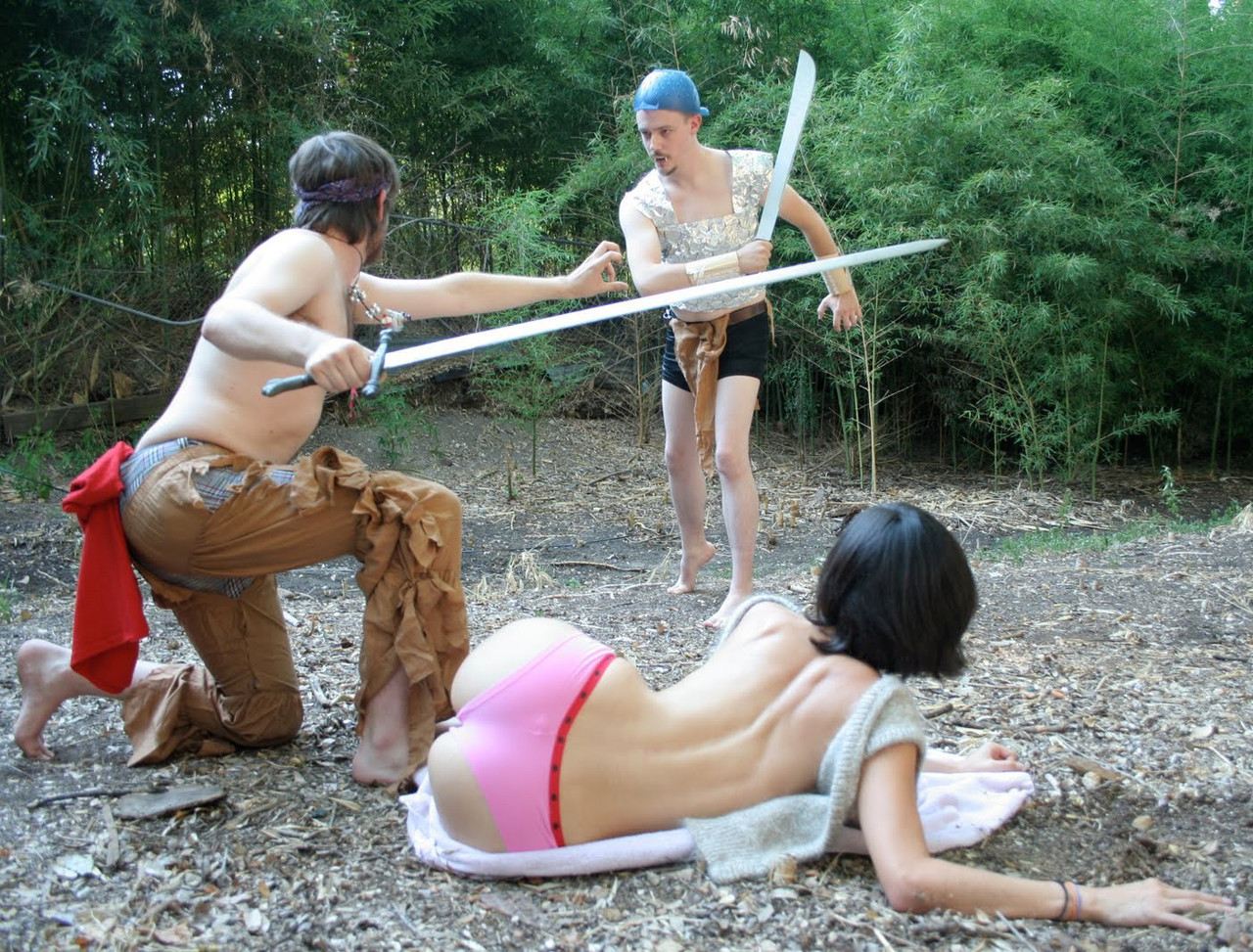 1280x973, 281 Kb / меч, друшлаг, брюнетка, попа