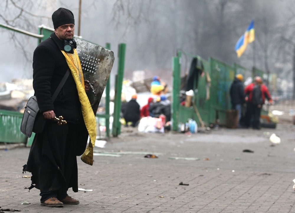 1000x725, 196 Kb / политота, поп, крест, щит, майдан