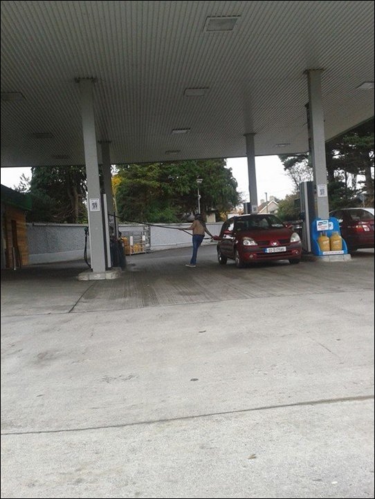 542x722, 83 Kb / заправка, шланг, дама