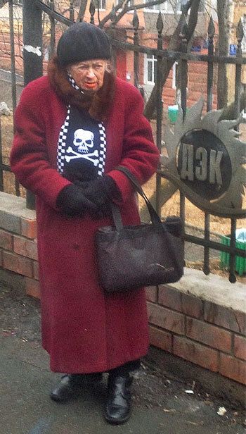 350x616, 54 Kb / бабушка, череп, шарф, ДЭК