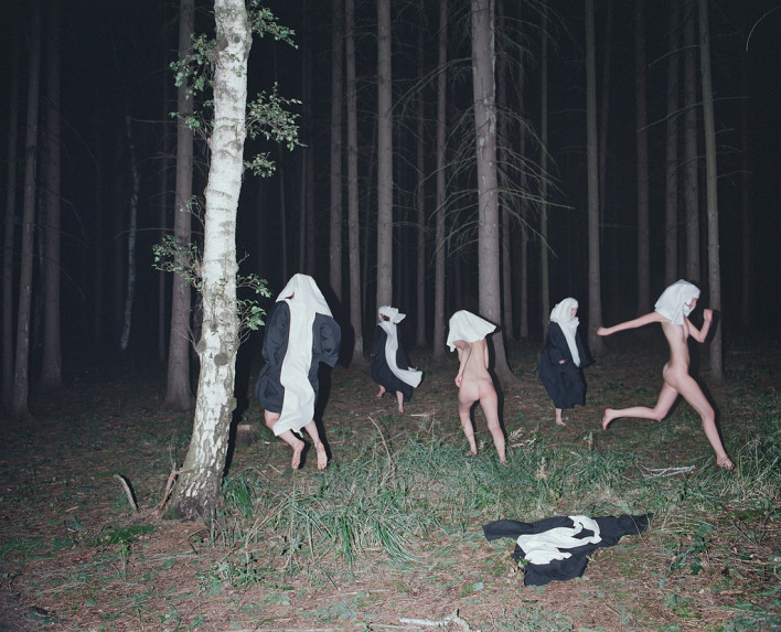 708x573, 152 Kb / монашки, лес, упячка, wtf