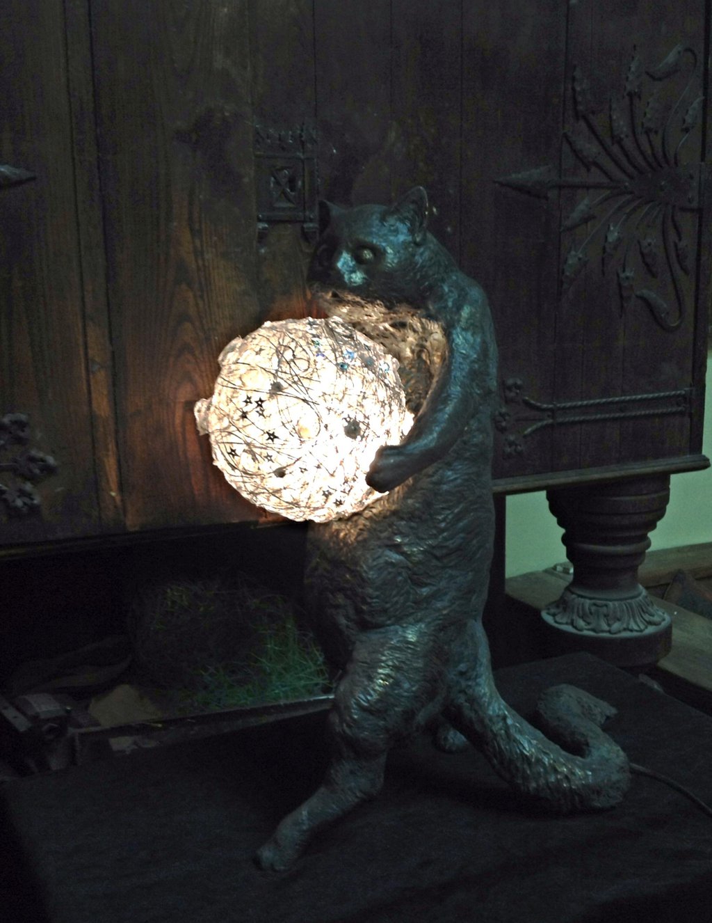 1024x1326, 185 Kb / кот, шар, лампа, шкаф