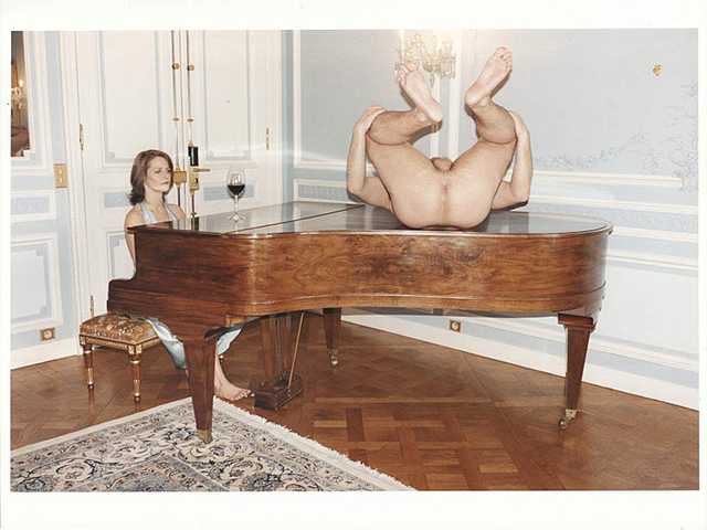 640x480, 245 Kb / рояль, вино, мужик