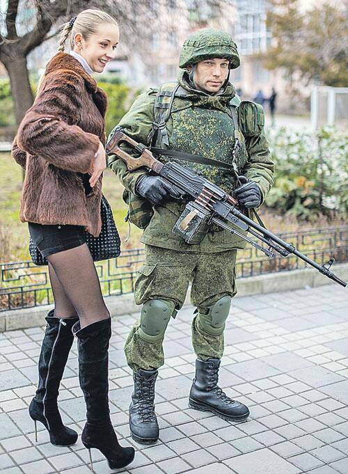 500x681, 85 Kb / девушка, каблуки, солдат, каска