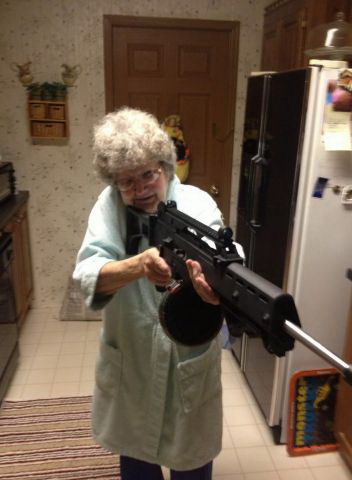 352x480, 40 Kb / бабушка, автомат