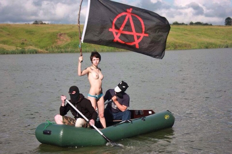 807x538, 89 Kb / лодка, весла, сиськи, флаг, анархия