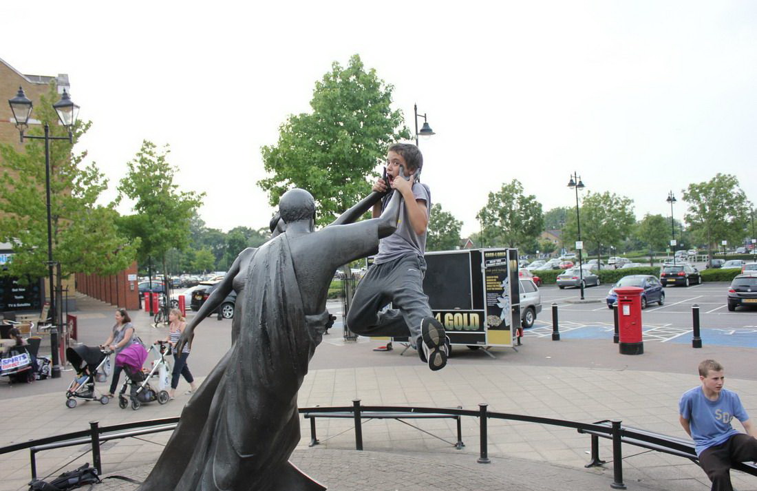 1100x713, 182 Kb / памятник, руки