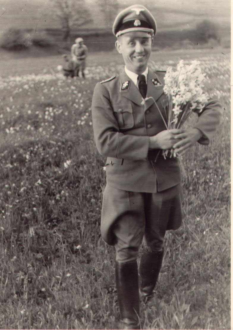 784x1108, 123 Kb / цветы, немец, офицер, ww2