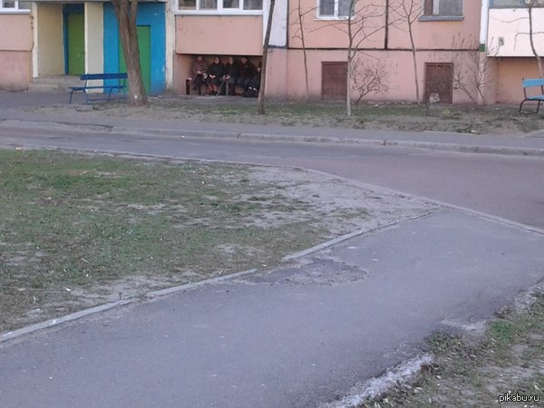 600x450, 58 Kb / бабки, балкон, спрятались, скамейка, отдел