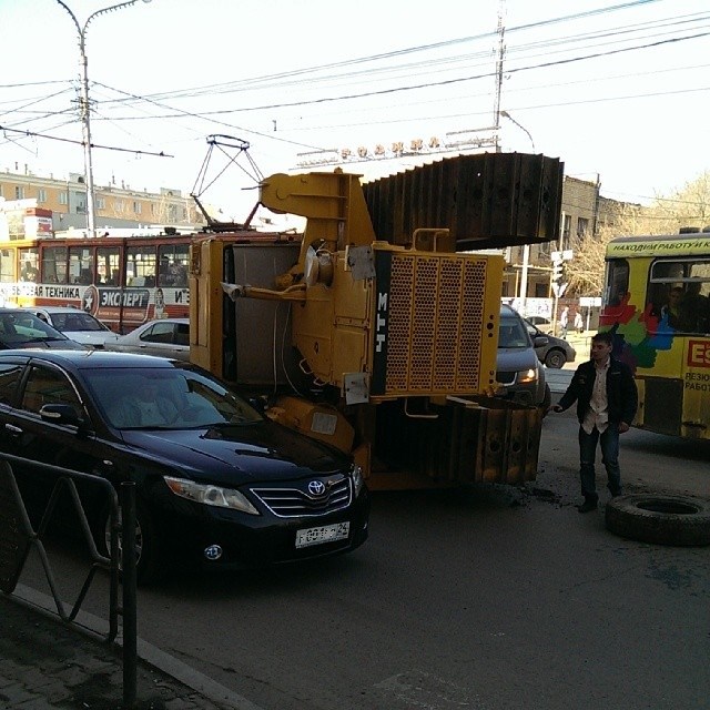 640x640, 110 Kb / трактор, авария, экскаватор, трубоукладчик