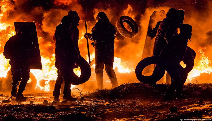 900x517, 98 Kb / революция, шины, огонь