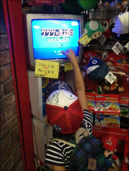 502x665, 76 Kb / ребёнок, телевизор, CRT, игра, 8бит, магазин, игрушки