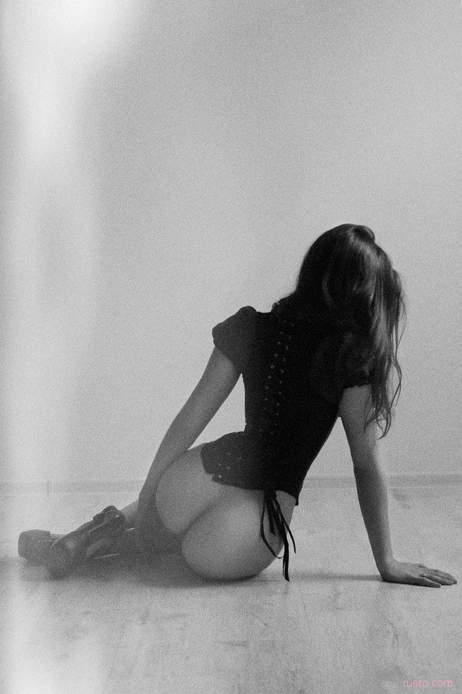 650x976, 96 Kb / ч/б, попа, брюнетка